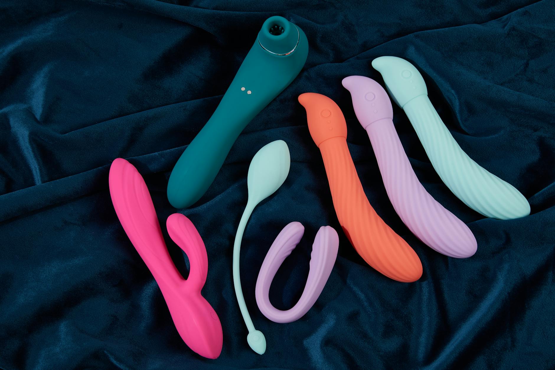 Pareja joven sosteniendo un vibrador azul, símbolo de intimidad moderna compartida