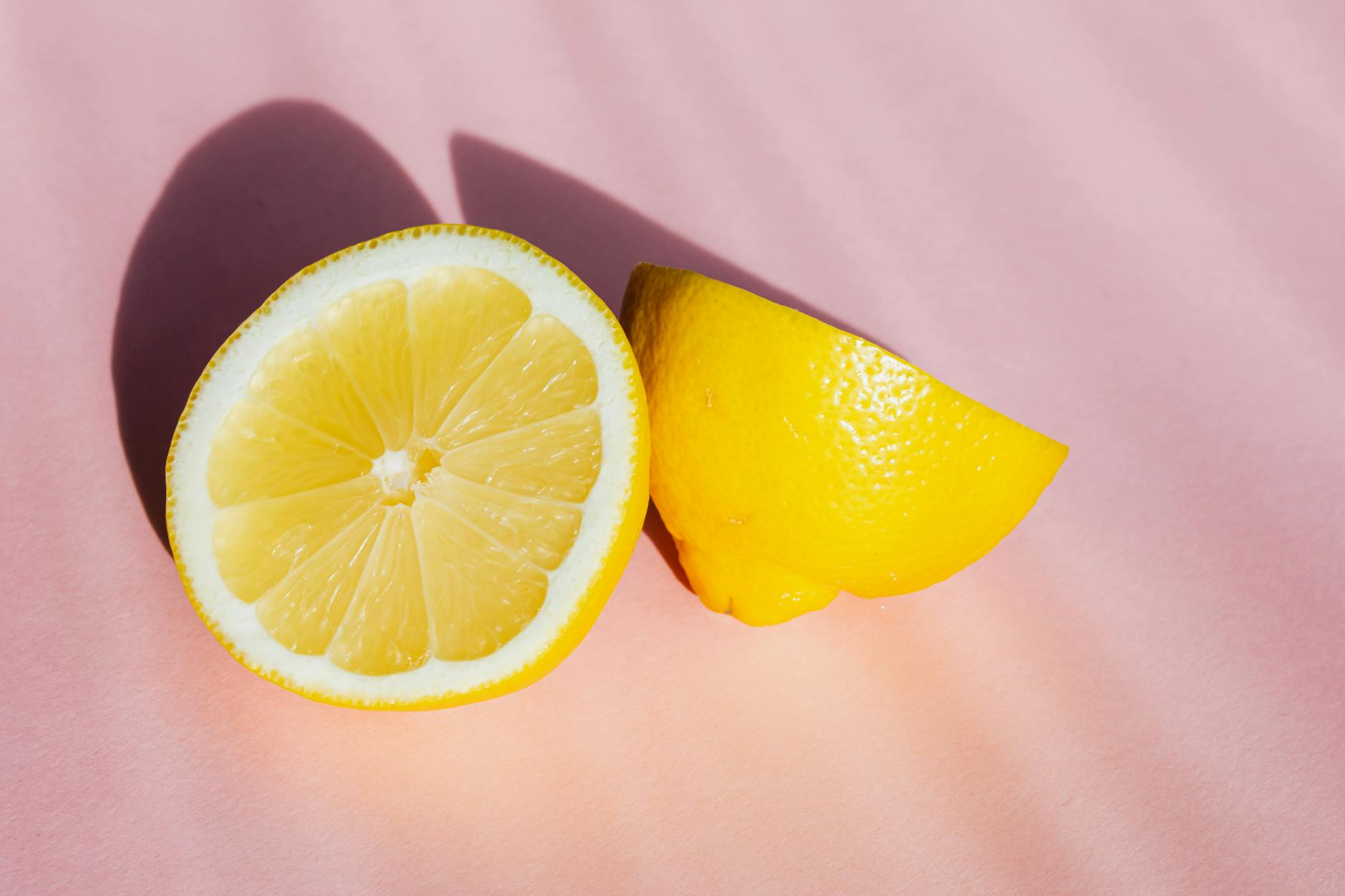 Vibrador de silicona amarillo rodeado de plátanos pelados sobre fondo amarillo