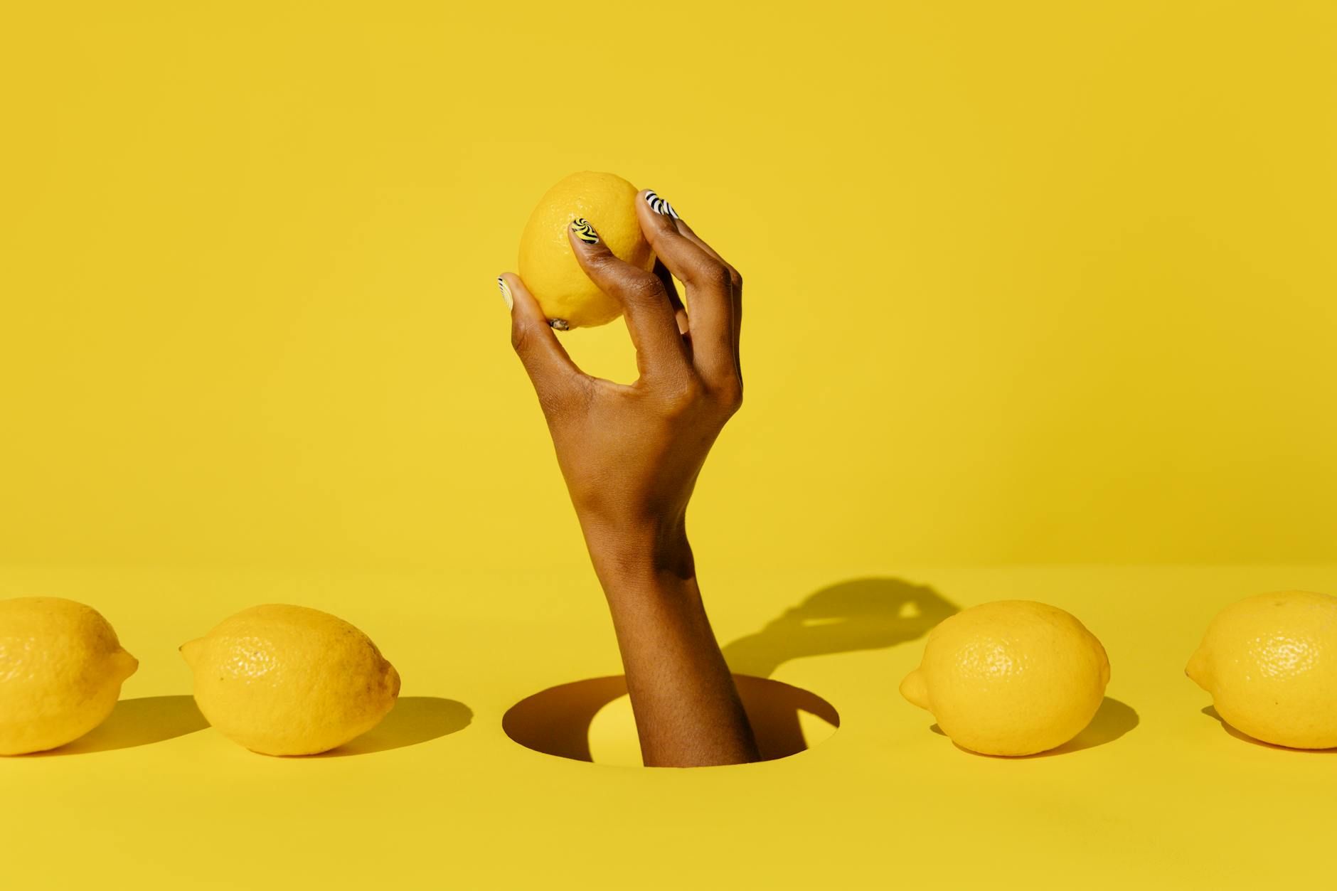 Limones frescos sobre fondo amarillo vibrante