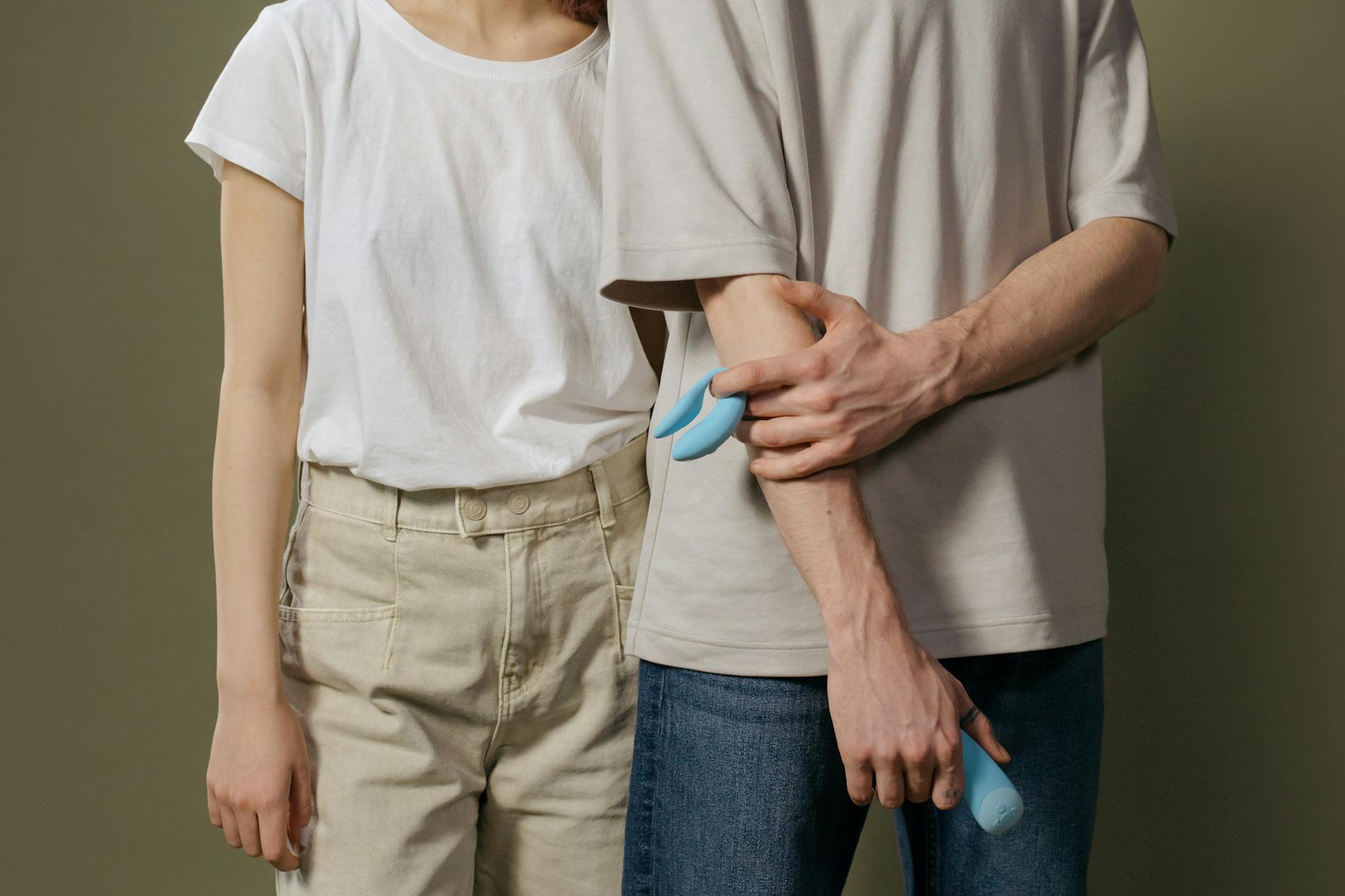 Pareja sosteniendo un vibrador azul, representando la intimidad moderna